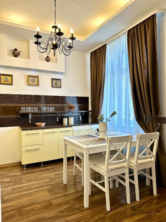 Lux Apartments In The City Center With A Coffee Machine, View Of A Theater, Near Zlata Plaza روفنو المظهر الخارجي الصورة